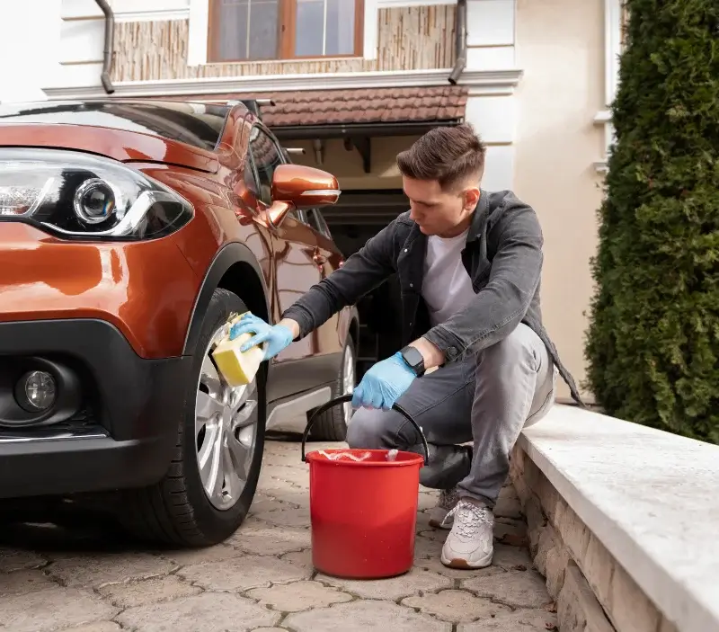 Lavage auto à domicile Allouagne : professionnel intervenant sur un véhicule